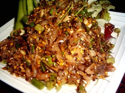 ทานส้มตำและอาหารอีสานกันค่ะ
