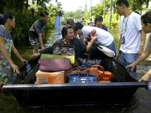 เดี๋ยวนี้เค้าฮิต โฆษณา กระเป๋า บนเรือ กันจัง อิอิ