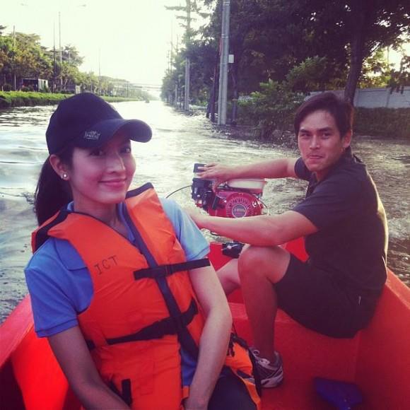 นางฟ้าบนดิน แอ๊ฟ ช่วยเหลือผู้ประสบภัยน้ำท่วม