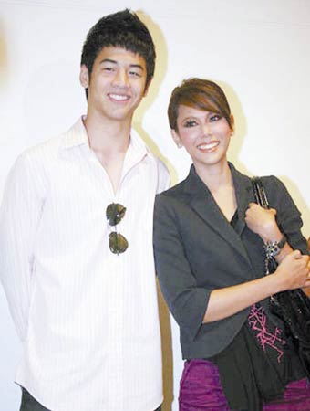 แอลลี่ ชอบ พี่เป๋า มากๆค่ะ น่ารัก ง่ะ