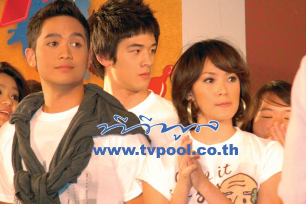 แอลลี่ ชอบ พี่เป๋า มากๆค่ะ น่ารัก ง่ะ