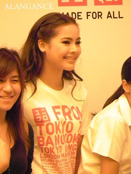 ภาพพี่โดม - น้องญาญ่า จากงานแกรนด์โอเพนนิ่ง ยูนิโคล่