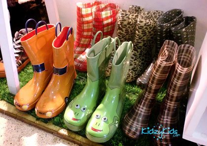 เทรนด์ ร้องเท้าบูทแสนเก๋ รับน้ำท่วม