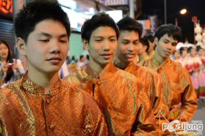 ขบวนโคม มหาวิทยาลัยเทคโนโลยีราชมงคลล้านนา