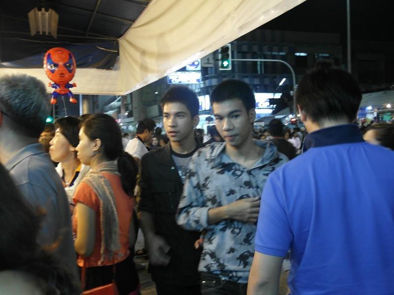 หนุ่มๆเชียงใหม่ จากงานลอยกระทง คร๊า
