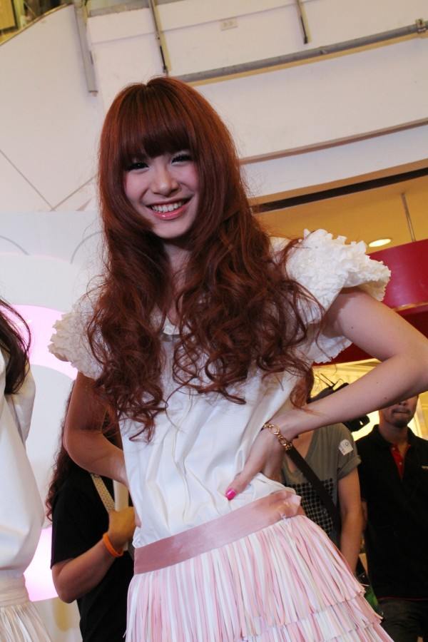 พี่เนย พี่บุ๊ค สองสาวหน้าม้า ผมทองน่ารักกกกก