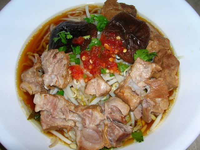กินก๋วยเตี๋ยวกันค่ะ
