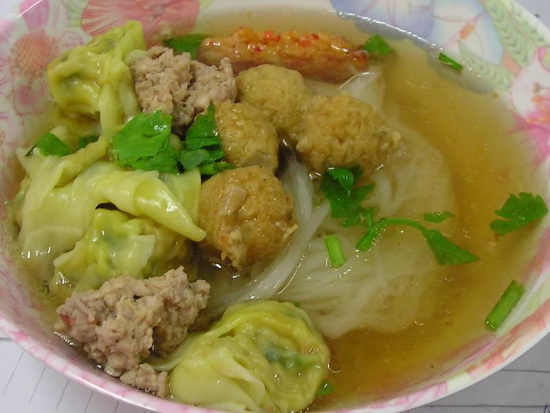 กินก๋วยเตี๋ยวกันค่ะ