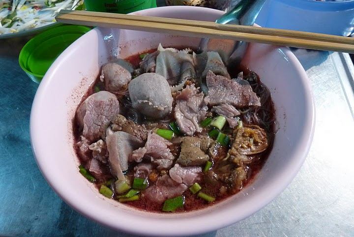 กินก๋วยเตี๋ยวกันค่ะ