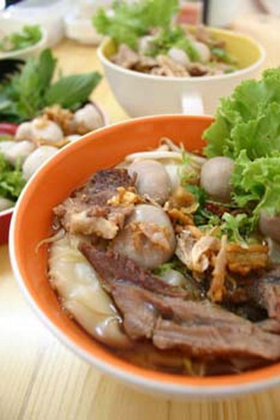 กินก๋วยเตี๋ยวกันค่ะ