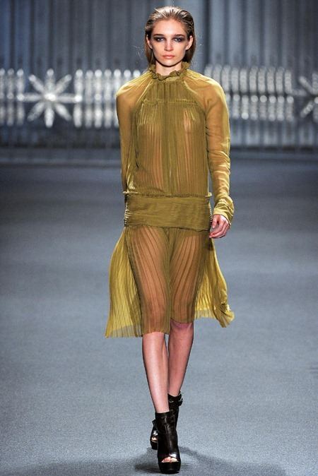 NEW YORK FASHION WEEK: VERA WANG FALL 2011