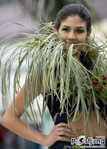 Plants and flowers to put on the body, spectacular ECO-fashion show