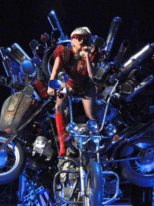 Lady Gaga ระเบิดความมันส์แดนซ์กระจาย!!! ที่งาน KIIS FM Jingle Ball
