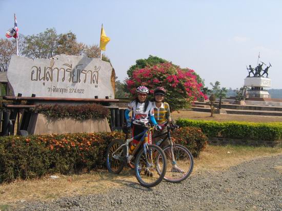 อนุสาวรีย์เราสู้อยู่ทางเข้าชายหาด