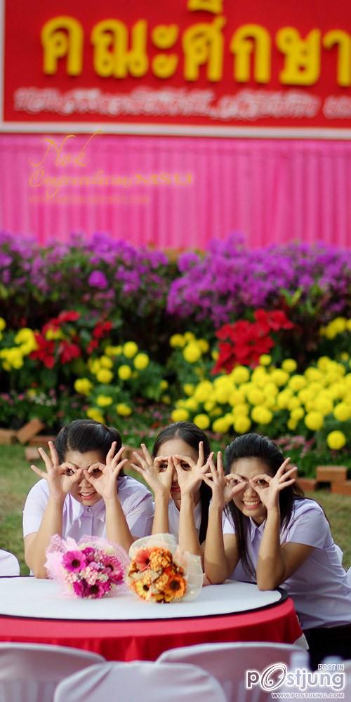 ขอเชิญร่วมแสดงความยินดีกับบัณฑิตที่เข้าพระราชทานปริญญาบัตร มหาวิทยาลัยมหาสารคามประจำปีการศึกษา 2553