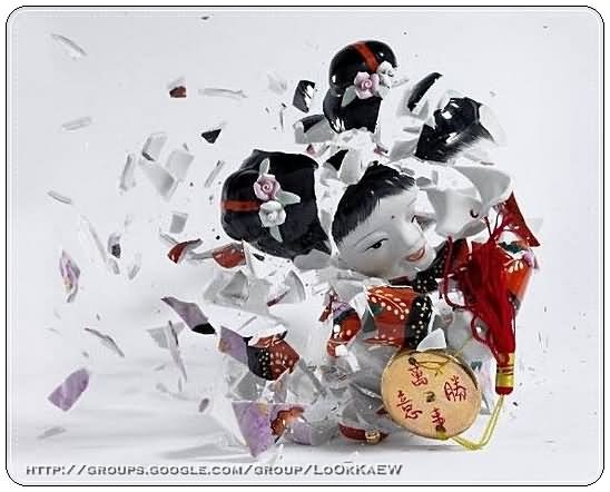 ภาพถ่าย high-speed shutter ตุ๊กตากำลังตกแตก