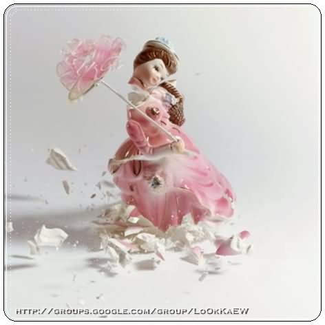 ภาพถ่าย high-speed shutter ตุ๊กตากำลังตกแตก