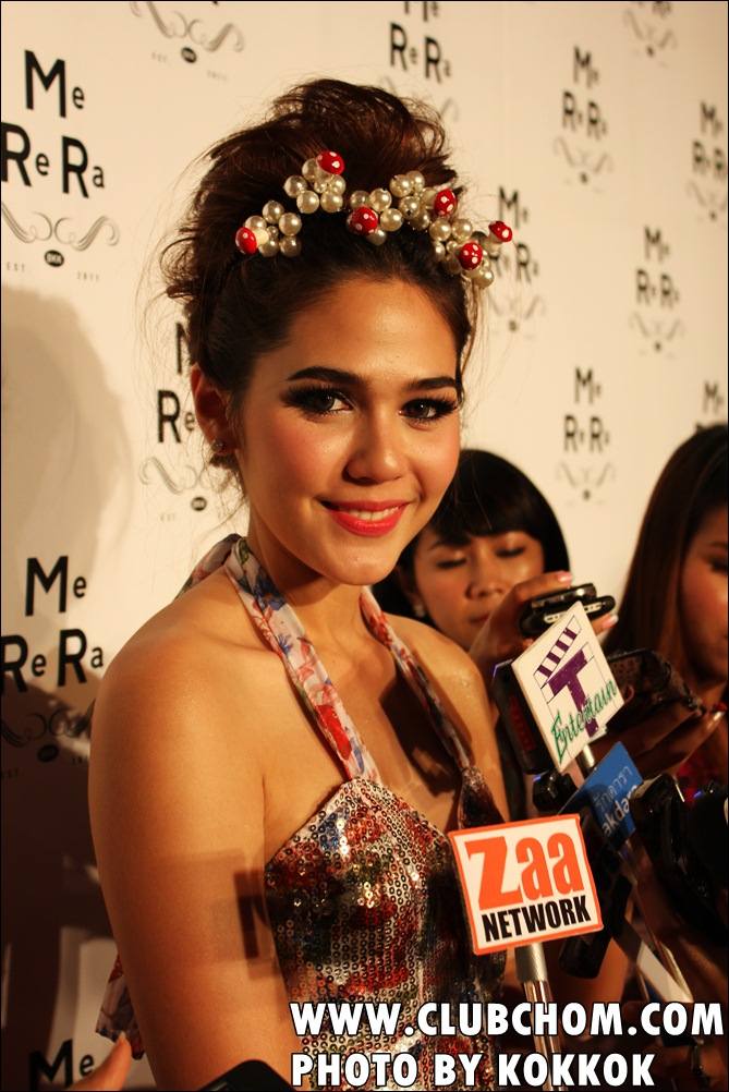 ชมพู่ อารยา ในงานเปิดตัวร้านเสื้อผ้าMeReRa ของเอมมี่ มรกต