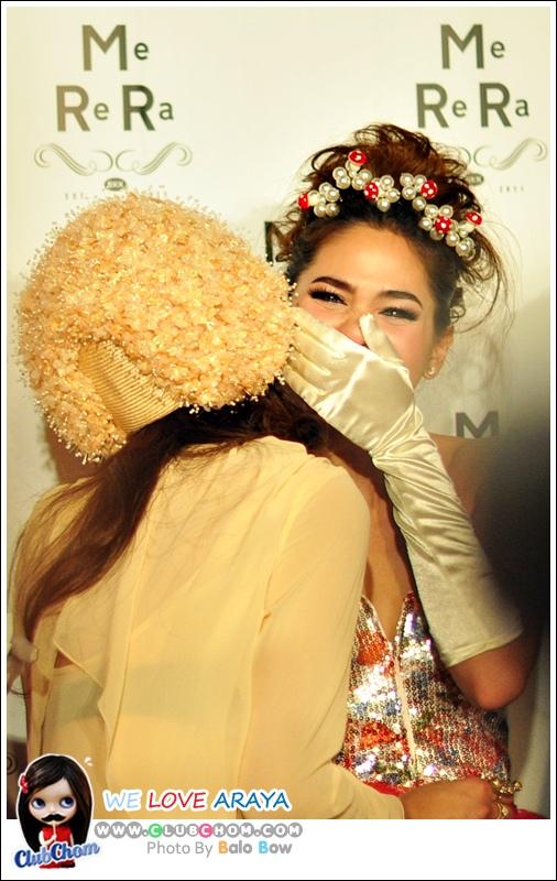 ชมพู่ อารยา ในงานเปิดตัวร้านเสื้อผ้าMeReRa ของเอมมี่ มรกต