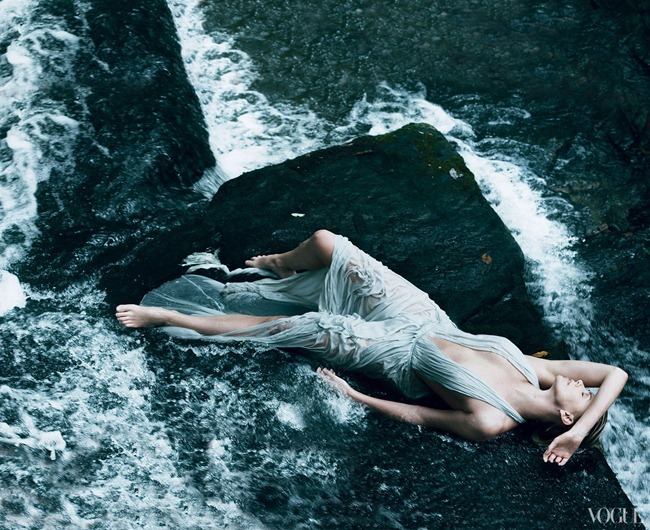 VOGUE MAGAZINE: CHARLIZE THERON IN "BREAKING AWAY" BY PHOTOGRAPHER ANNIE LEIBOVITZ