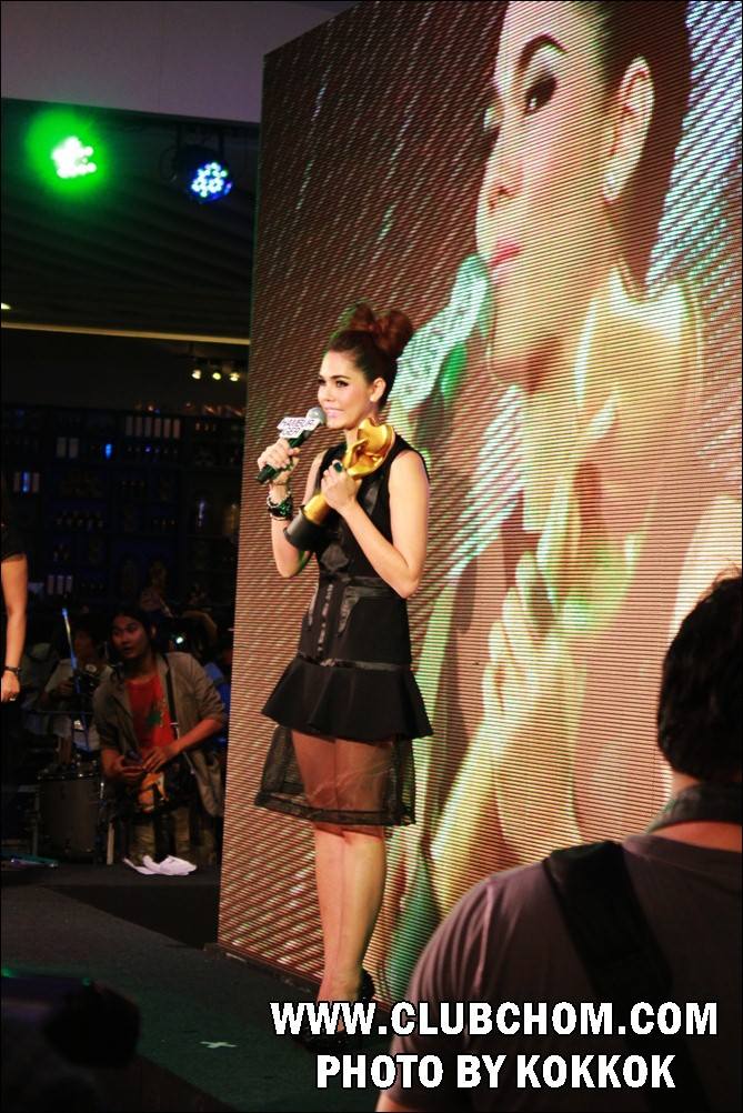 ชมพู่ อารยา รับรางวัล2สาขาในงานงาน 10 ปี HAMBURGER