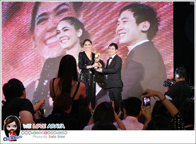 ชมพู่ อารยา รับรางวัล2สาขาในงานงาน 10 ปี HAMBURGER