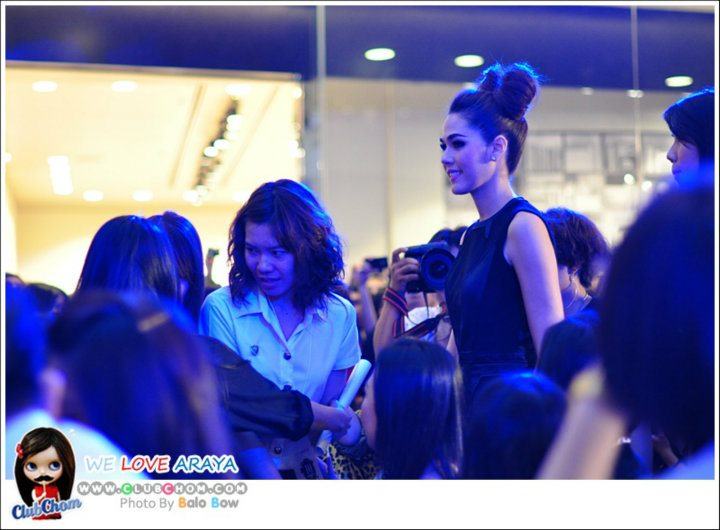 ชมพู่ อารยา รับรางวัล2สาขาในงานงาน 10 ปี HAMBURGER