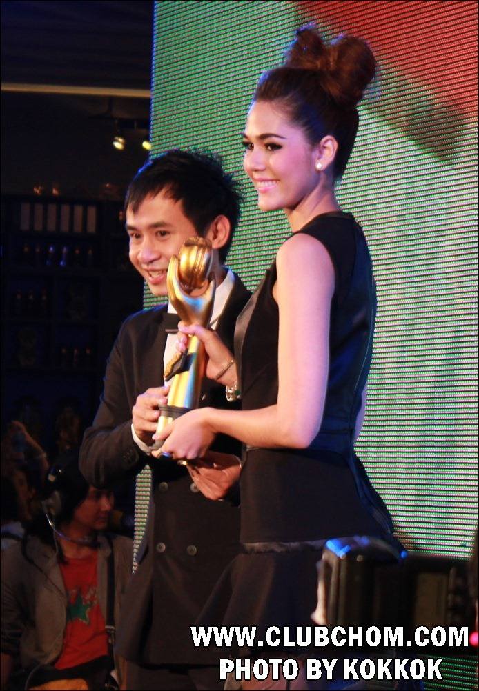 ชมพู่ อารยา รับรางวัล2สาขาในงานงาน 10 ปี HAMBURGER