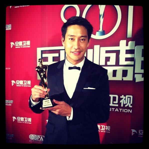 ยินดีกับ"ป้อง ณวัฒน์"ค่ะที่ได้รางวัลดารานำชายต่างประเทศยอดเยี่ยม((The Most Popular Foreign Actor)