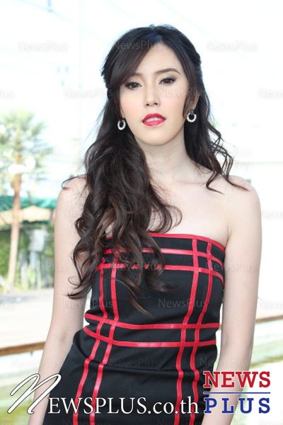 "ขวัญ อุษามณี" - "เติ้ล ธนพล" บวงสรวงละครเรื่องใหม่ "เกิดเป็นหงส์"