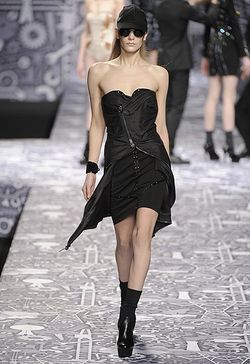 PARIS FASHION WEEK: VIKTOR & ROLF READY-TO-WEAR FALL 2010