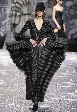 PARIS FASHION WEEK: VIKTOR & ROLF READY-TO-WEAR FALL 2010