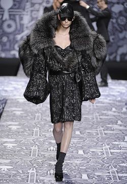PARIS FASHION WEEK: VIKTOR & ROLF READY-TO-WEAR FALL 2010