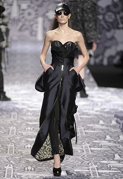 PARIS FASHION WEEK: VIKTOR & ROLF READY-TO-WEAR FALL 2010