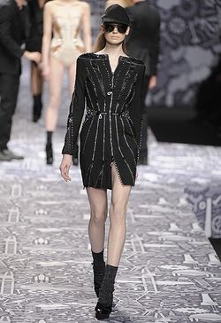 PARIS FASHION WEEK: VIKTOR & ROLF READY-TO-WEAR FALL 2010