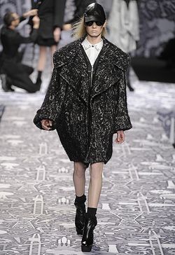PARIS FASHION WEEK: VIKTOR & ROLF READY-TO-WEAR FALL 2010
