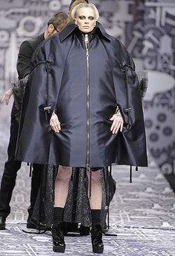 PARIS FASHION WEEK: VIKTOR & ROLF READY-TO-WEAR FALL 2010