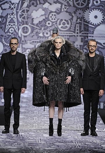 PARIS FASHION WEEK: VIKTOR & ROLF READY-TO-WEAR FALL 2010