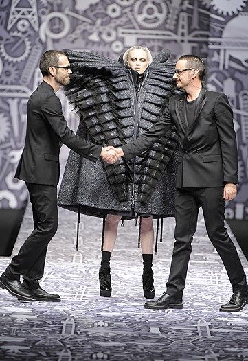 PARIS FASHION WEEK: VIKTOR & ROLF READY-TO-WEAR FALL 2010