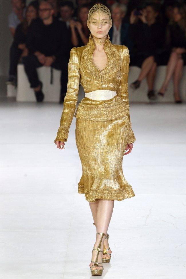 PARIS FASHION WEEK: ALEXANDER MCQUEEN SPRING 2012