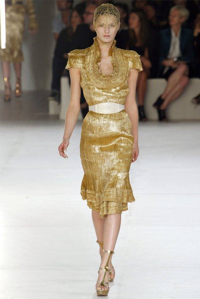 PARIS FASHION WEEK: ALEXANDER MCQUEEN SPRING 2012