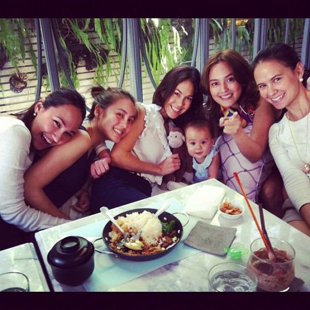 [Pics] น้องไลลา ลูกสาวพอลล่า .... กับป้าๆ เจนี่ นานา วุ้นเส้น ฯลฯ