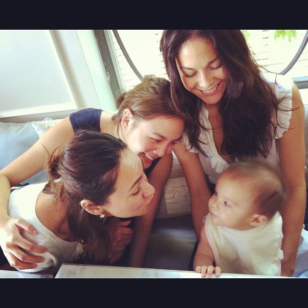 [Pics] น้องไลลา ลูกสาวพอลล่า .... กับป้าๆ เจนี่ นานา วุ้นเส้น ฯลฯ