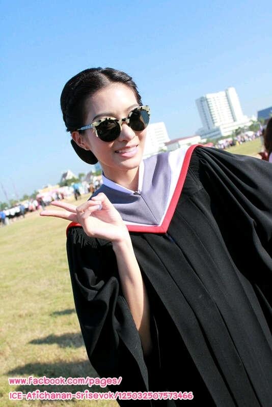 "ไอซ์ อธิชนันท์" เข้ารับพระราชทานปริญญาบัตร ณ มศว.