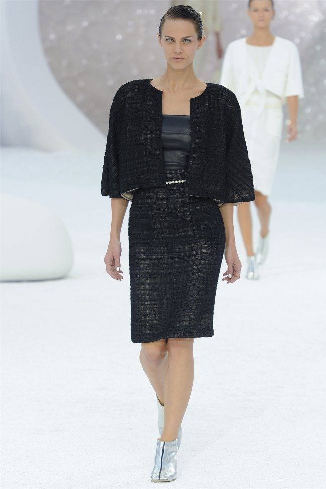 PARIS FASHION WEEK: CHANEL SPRING 2012
