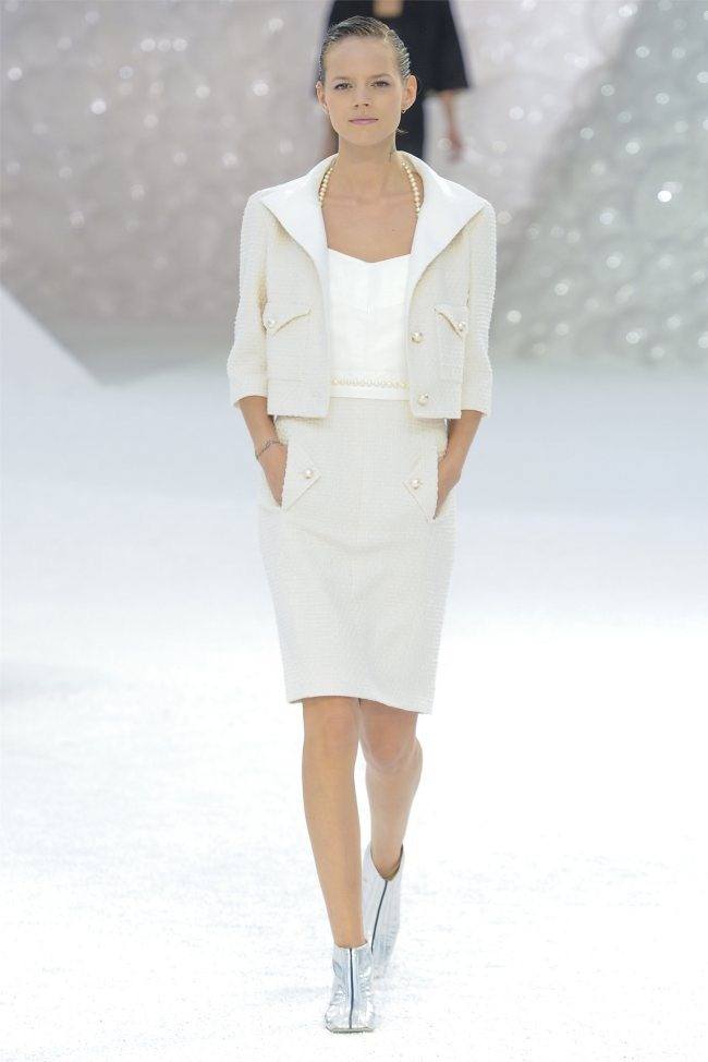 PARIS FASHION WEEK: CHANEL SPRING 2012