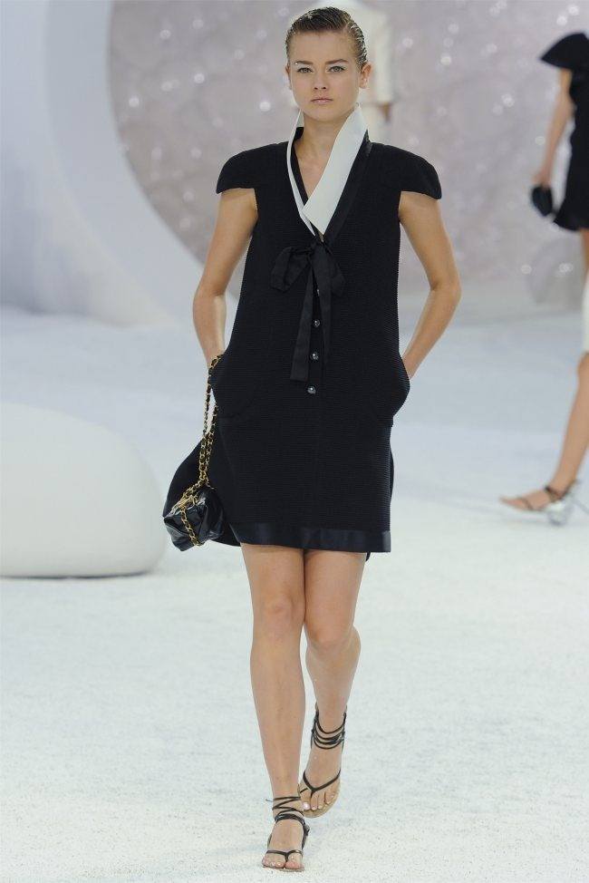PARIS FASHION WEEK: CHANEL SPRING 2012