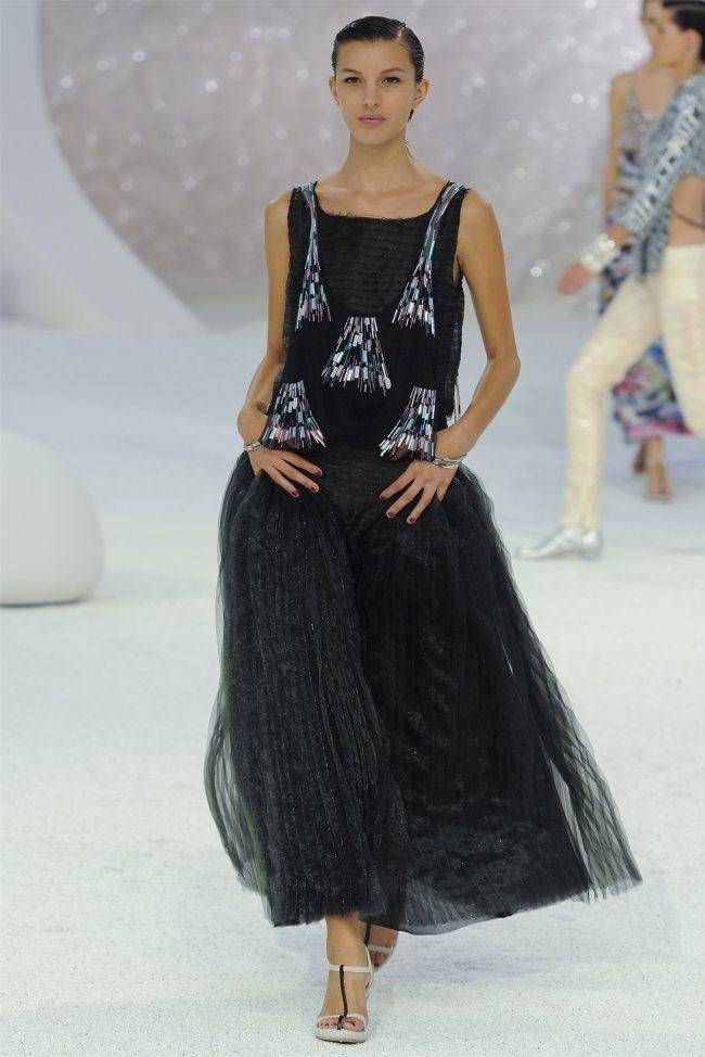 PARIS FASHION WEEK: CHANEL SPRING 2012