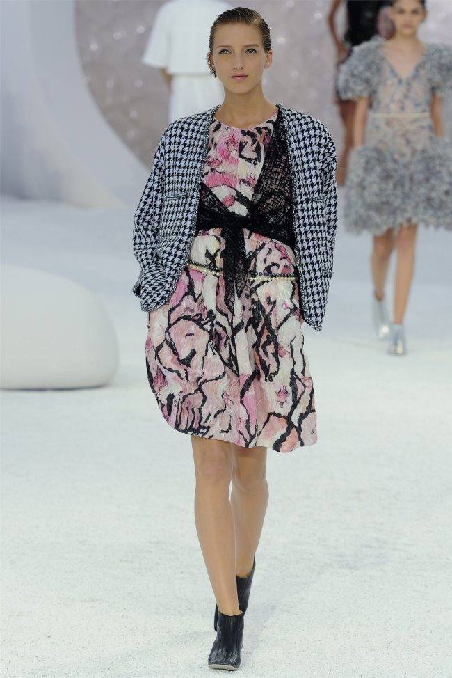 PARIS FASHION WEEK: CHANEL SPRING 2012