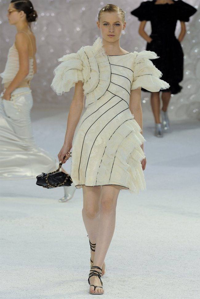 PARIS FASHION WEEK: CHANEL SPRING 2012